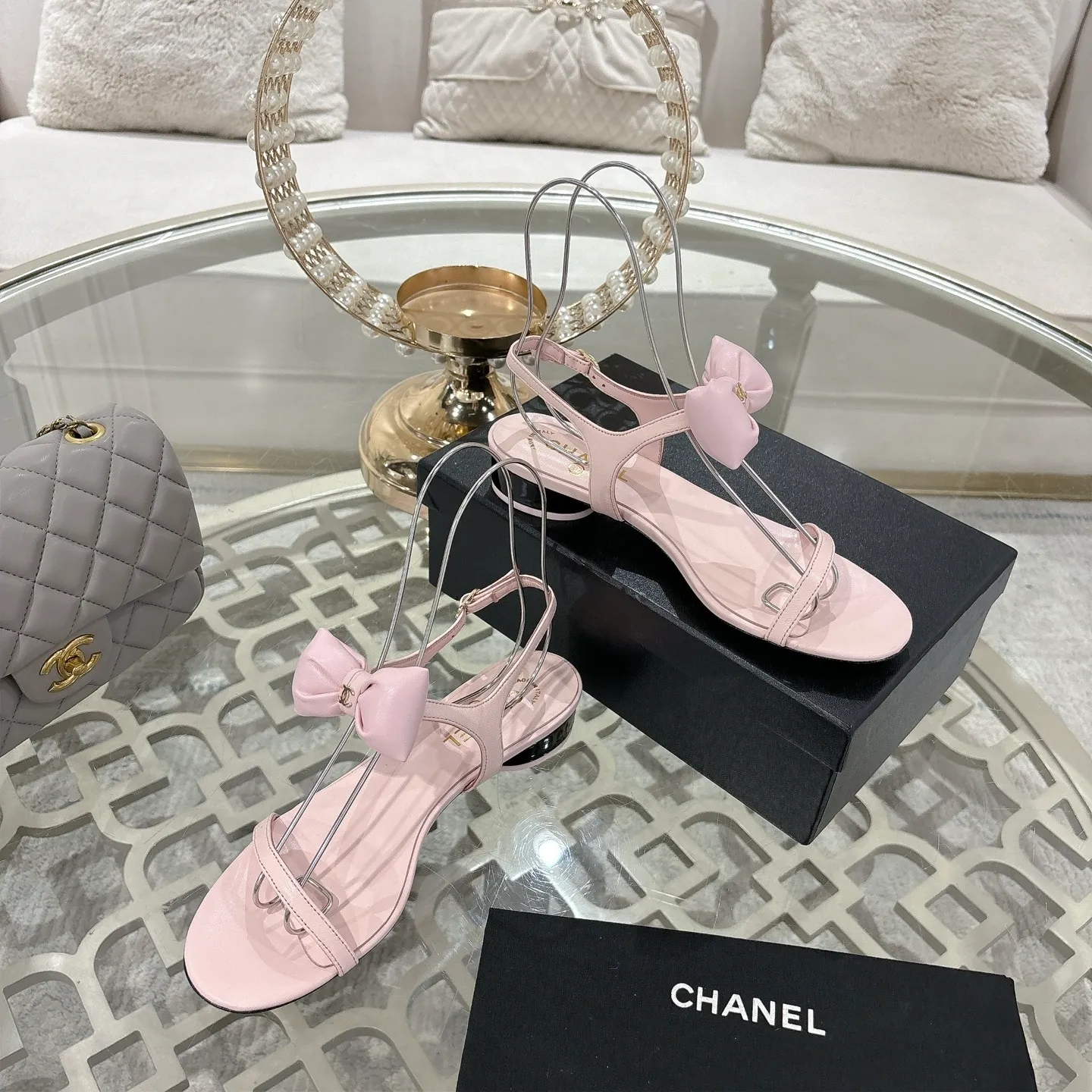 👟👟Ex-factory price 560👟👟 CHANEL 25ss spring and summer new counter top double C bow sandals. This classic design; bow with double C embellishment, playful and elegant, multiple color matching elements... Diversified mix and match is very beautiful and versatile, very light and comfortable on the feet, super delicate and elegant... ꫛꫀꪝ Go➫ Material: Upper: Original customized imported sheepskin Inner: Original custom-made sheepskin lining Outsole: Original custom-made Italian through-dyed genuine leather outsole Size: 35–40 (40 and 41 are custom-made and cannot be returned or exchanged)